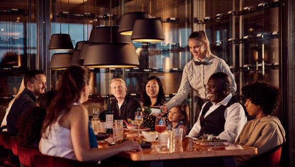 Gezin dineert in restaurant Hotel Veenendaal