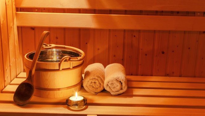 Emmer, kaars en handdoeken in sauna de Heuvelrug