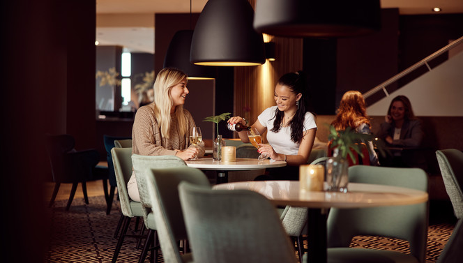 Borrelen in de lounge van Hotel Veenendaal