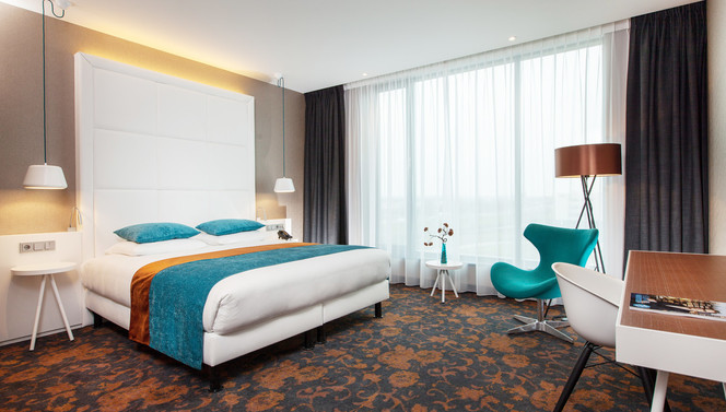 Comfort room with bed and table