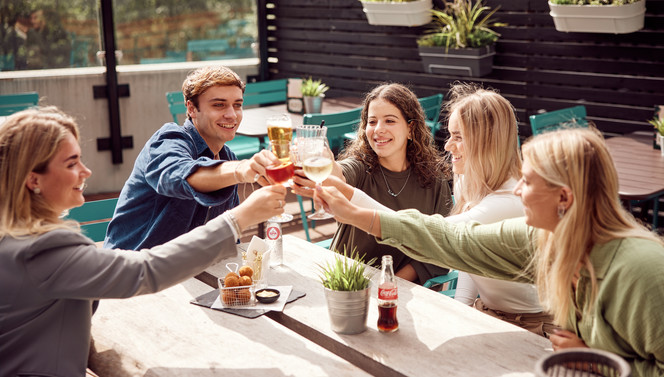 Vrienden zitten op terras Van der Valk Hotel Veenendaal