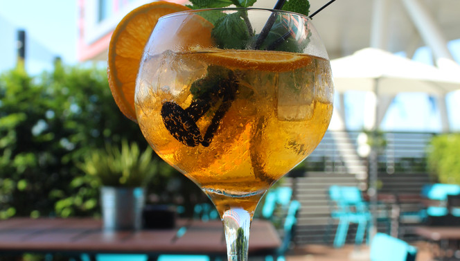 Cocktail op het terras van Van der Valk Hotel Veenendaal