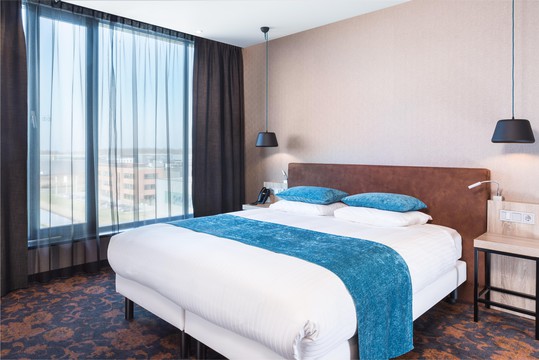 Kingsize bed Loft Hotel Veenendaal